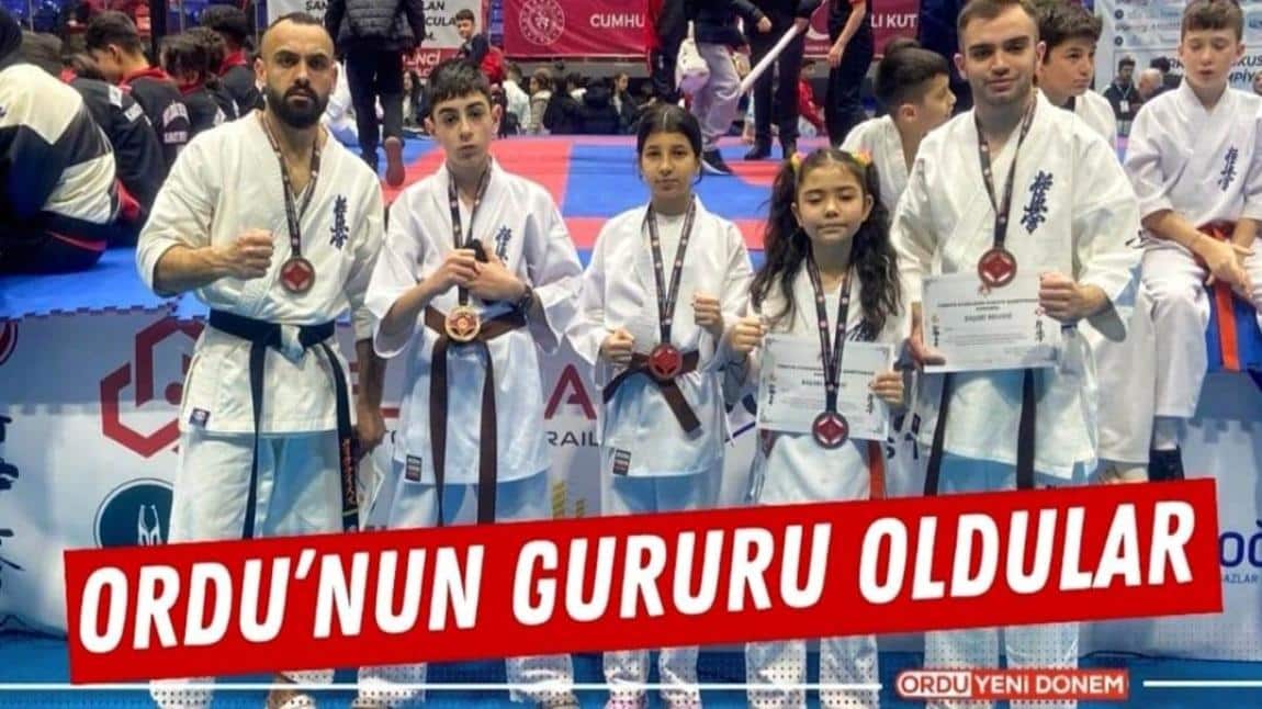 Okulumuz 6-A Sınıfı Öğrencisi Ravza YILMAZ, Karate Şampiyonasında Türkiye Üçüncüsü Olmuştur.