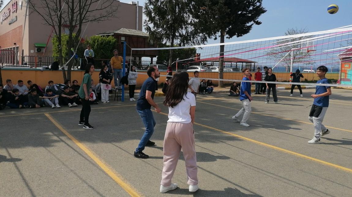 23 Nisan Haftası Öncesi Etkinlikleri Kapsamında Öğrencilerimiz ve Öğretmenlerimiz Voleybol Oynadı.
