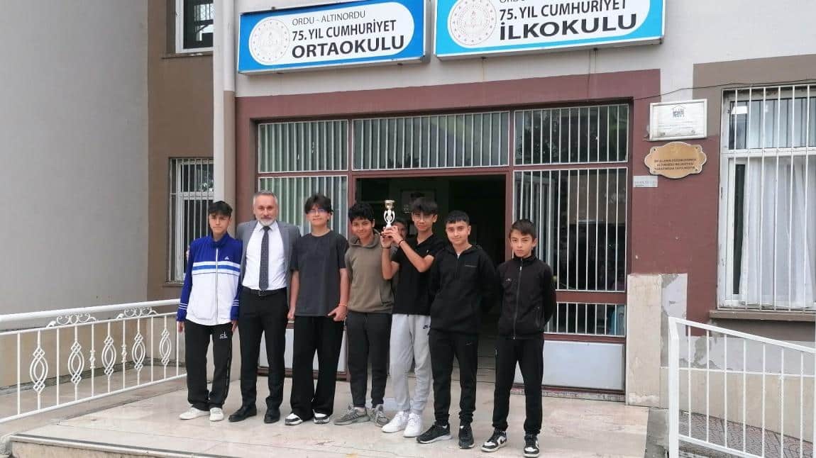 Sınıflar Arası Yapılan Futbol Turnuvasında Okulumuz 8-B Sınıfı Şampiyon Olmuştur.